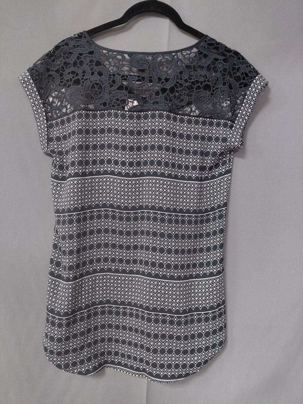 NWT Express Navy V-Neck Chiffon Lace Geometric Blouse Women Petite Size S/P